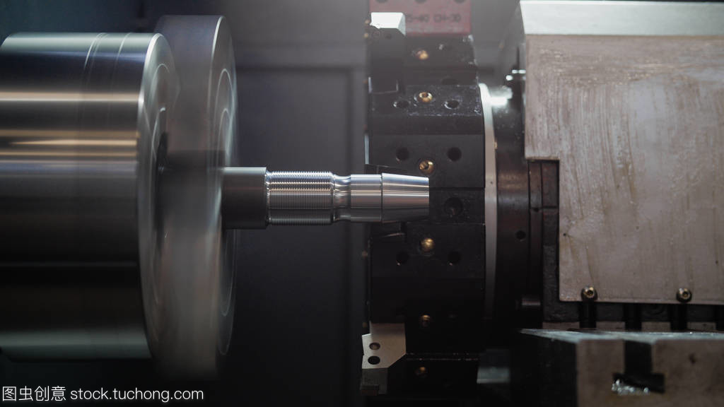 旋轉的機制-自動機加工的金屬,工業背景前, 視圖