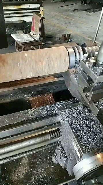 工廠機械加工 老師傅的技術(shù)真是太精湛了